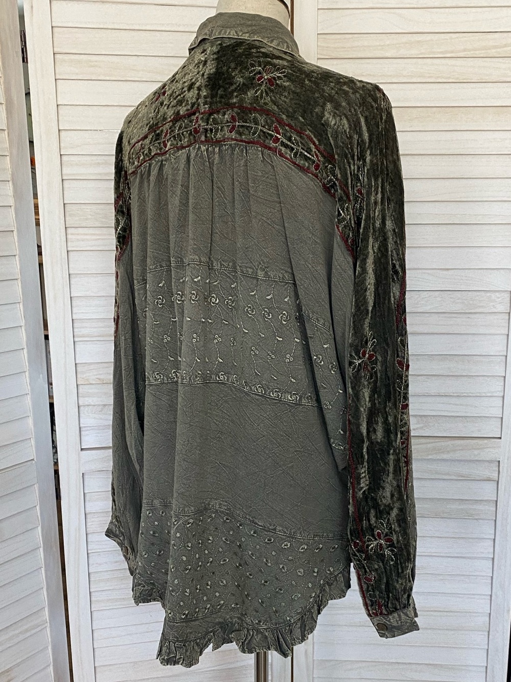 Young Threads Boho Velvet Embroidered Olive Green Button-Down Blouse SZ L NWT - Picture 7 of 15